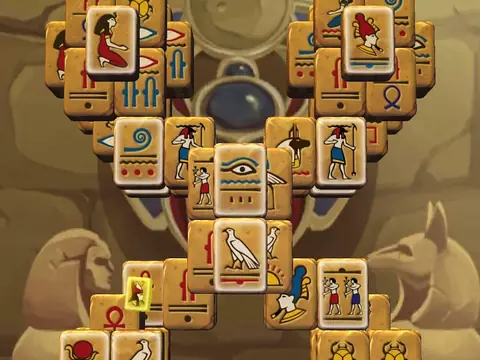 Pirâmide de peças de mahjong com hieróglifos em Doubleside Mahjong Cleopatra 2