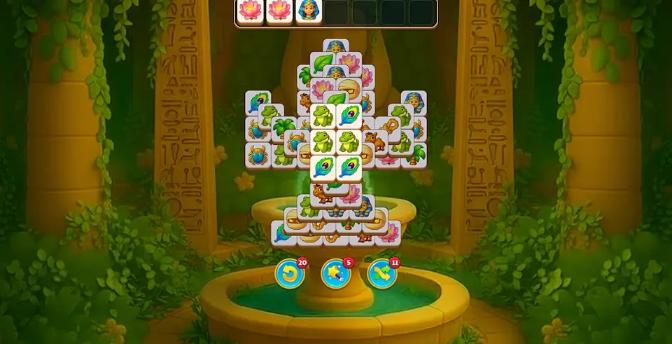 Fonte rodeada de colunas com hieróglifos num nível horizontal de Tile Pyramid: Match Quest
